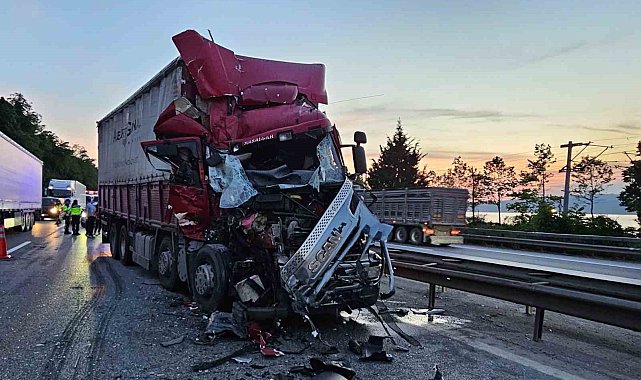 Önündeki kamyona çarptı, hurdaya dönen araçtan hafif sıyrıklarla kurtuldu