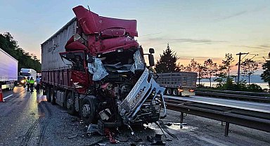 Önündeki kamyona çarptı, hurdaya dönen araçtan hafif sıyrıklarla kurtuldu