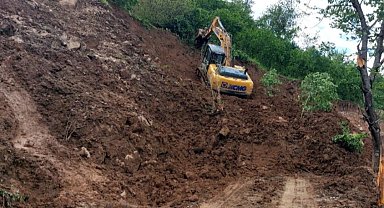 Ordu'da yoğun yağış sonrası heyelan mesaisi