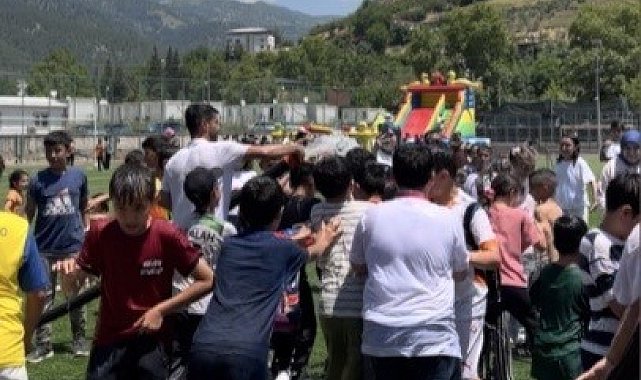 Osmaniye'de itfaiyeden çocuklara serinleten sürpriz