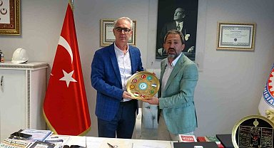 Osmanlı'dan günümüze ulaşan Ahi sancağı Türkiye ile Kosova'yı buluşturdu