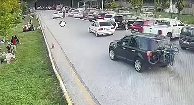 Otomobil ile motosiklet çarpıştı