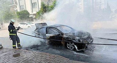 Otomobil saniyeler içinde alev topuna döndü, yangın tüpü ve hortumlar işe yaramadı