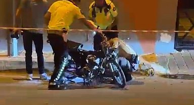 Otomobille çarpışan motosiklet sürücüsü hayatını kaybetti