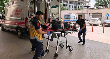 Otomobille çarpışan motosikletli yaralandı: Kaza anı kamerada