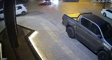 Otomobille çarpışan motosiklettekiler, metrelerce uçup park halindeki aracın bagajına çarptı