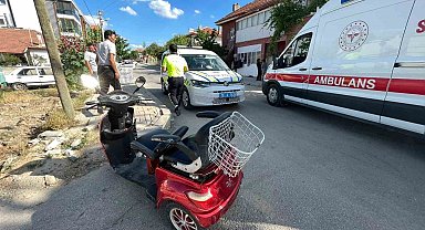 Otomobille çarpışan üç tekerlekli bisiklet devrildi: Kazada anne ve kızı yaralandı