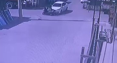 Otomobille motosikletin çarpıştığı kaza anı kameraya yansıdı: 1 yaralı