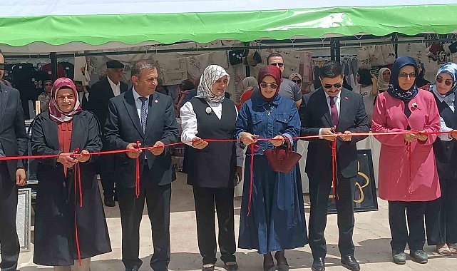 Özalp Halk Eğitim Merkezi Müdürlüğünün yılsonu sergisi yoğun ilgi gördü
