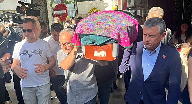 Özgür Özel, İzmir'de Gönülşen ailesinin cenazesine katıldı