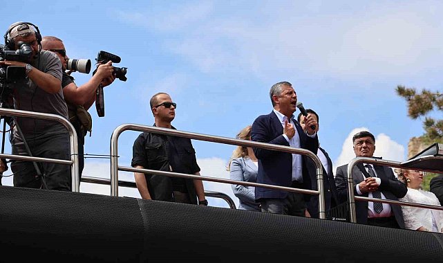 Özgür Özel: "CHP'nin seçilmiş genel başkanıyım, beni seven yarın sandığa gitsin"