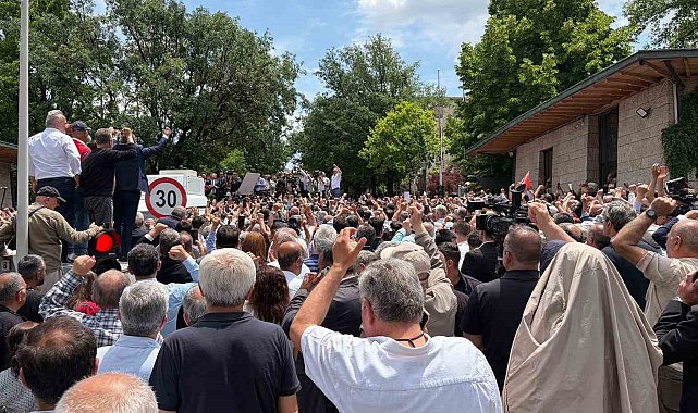 Özgür Özel TBMM önündeki kalabalığa seslendi