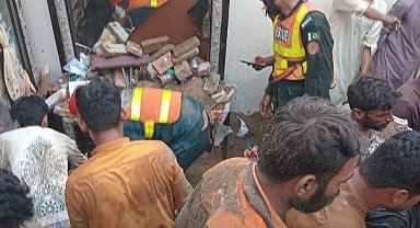 Pakistan'da dershanenin çatısı çöktü: 14 ölü