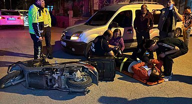 Panik yapan motokurye devrilerek yaralandı