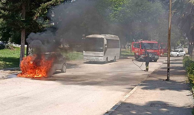 Park halinde yanan otomobil kullanılmaz hale geldi