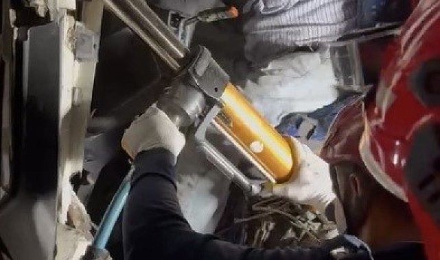 Park halindeki kamyona arkadan çarpan çekicinin sürücüsü yaralandı