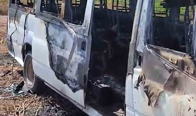 Park halindeki minibüs alev aldı