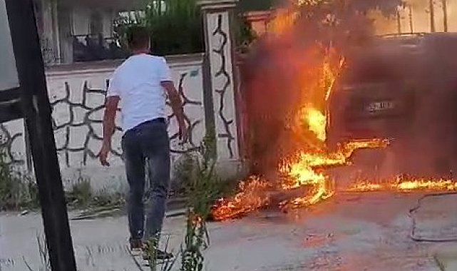Park halindeki otomobil alev topuna döndü