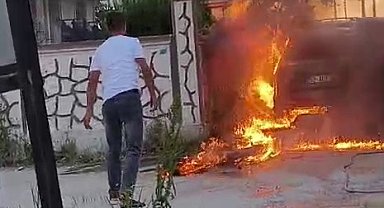 Park halindeki otomobil alev topuna döndü
