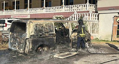 Park halindeki panelvan alevlere teslim oldu