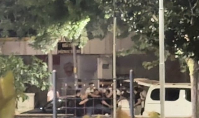 Parkta tekme tokatlar havada uçuştu