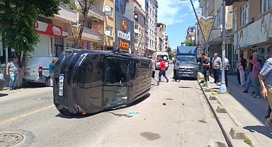Pendik'te takla atan otomobil park halindeki araca çarptı: 1 yaralı