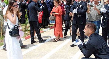 Polis yemin töreninin ardından sürpriz evlilik teklifi