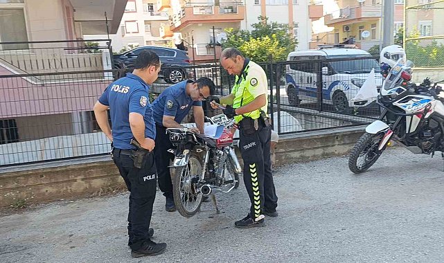 Polisi karşısında görünce motosikleti bırakıp kaçtı
