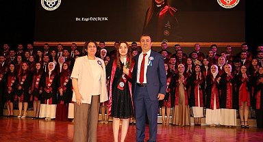 Profesör anne ve babanın gurur günü: Kızları da doktor oldu