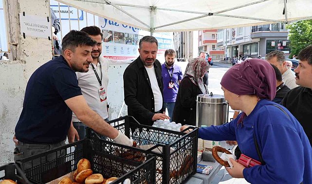 Pursaklar Belediyesi'nden YKS'ye giren adaylara ve ailelerine çay eşliğinde simit ve poğaça