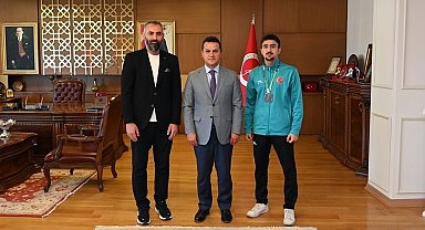 Rektör Topal, dünya ikincisi olan sporcuyu tebrik etti