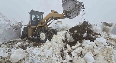 Rize'de yayla yollarında Haziran ayında kar temizliği