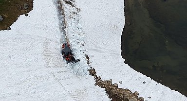 Rize'nin yayla yollarında kar temizleme çalışması devam ediyor