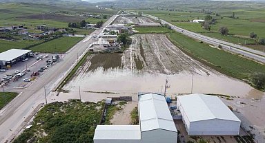Sağanak tarım arazilerini vurdu, yol sel sularıyla kapandı