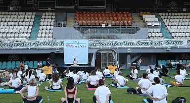 Sağlıklı yaşlanma için yoga yaptılar