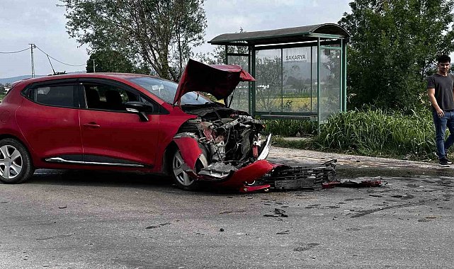Sakarya'da otomobiller kafa kafaya çarpıştı: Kazada yaralanan olmadı
