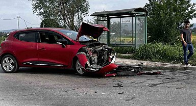 Sakarya'da otomobiller kafa kafaya çarpıştı: Kazada yaralanan olmadı