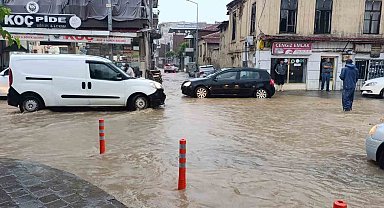 Salihli'yi sağanak vurdu, çok sayıda ev ve iş yeri su altında kaldı