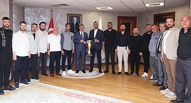 Şampiyon Gölcükspor kupasıyla Başkan Büyükakın'a geldi