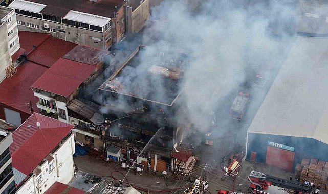 Samsun'da 3 katlı marangoz atölyesi alevlere teslim oldu