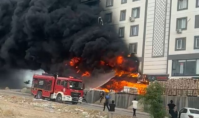 Şanlıurfa'da depoda çıkan yangın binayı sardı