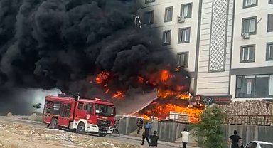 Şanlıurfa'da depoda çıkan yangın binayı sardı