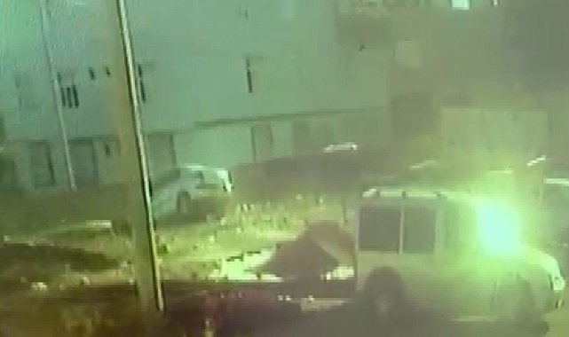 Şanlıurfa'da park halindeki aracın çukura düşmesi kamerada
