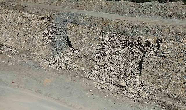 Sarıcakaya yolunun istinat duvarı yıkıldı