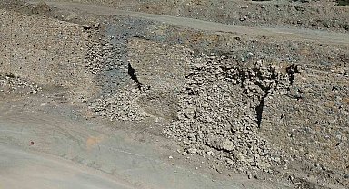 Sarıcakaya yolunun istinat duvarı yıkıldı