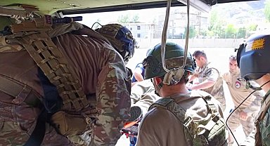 Sarp arazide hayatını kaybeden vatandaşın cenazesi helikopterle alındı