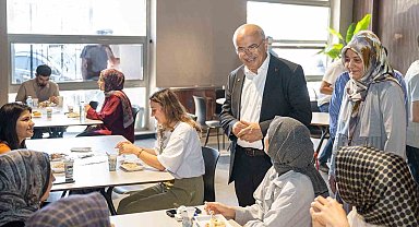 Şehir Kütüphanesi'nde öğrencilere yemek ikramı