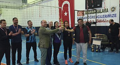 Şehit öğretmen anısına düzenlenen voleybol turnuvası sona erdi