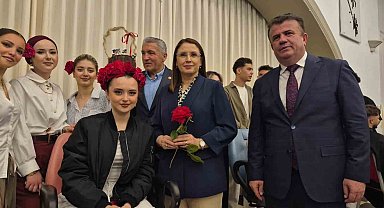Sepet şeklinde tasarlanan insan saçında çikolata ikramı