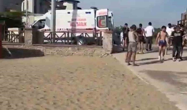 Serinlemek için girdiği denizde boğuldu, kardeşi hastaneye kaldırıldı